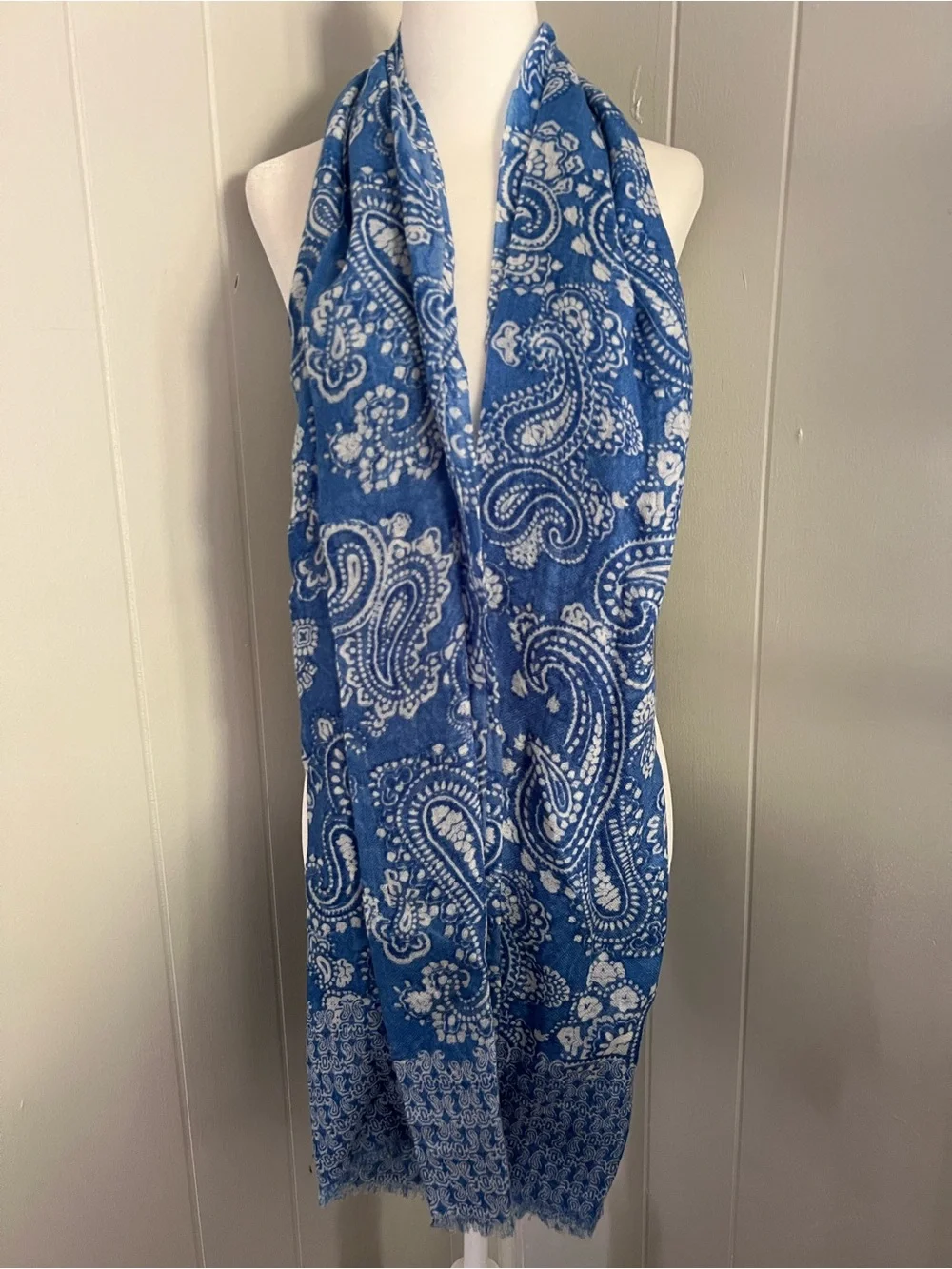 J. McLaughlin Blue Paisley Print Lightweight 100% Wool Wrap Shawl Scarf